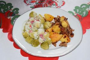 assiette avec Bruxelles germer, crème sauce, frit patates et Viande photo