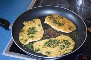 schnitzel départ à frire avec certains herbes photo