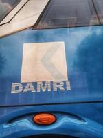 Djakarta, Indonésie dans Mars 2023. Damri logo sur une Publique autobus. photo