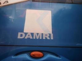 Djakarta, Indonésie dans Mars 2023. Damri logo sur une Publique autobus. photo