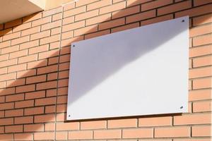 blanc rectangle logo sur brique mur bâtiment extérieur pour maquette conception photo