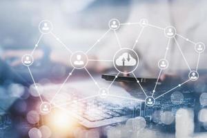 affaires gens en portant les smartphones et ordinateurs portables avec nuage l'informatique diagrammes montré sur main. nuage technologie. Les données stockage. la mise en réseau et l'Internet un service concept, nuage partage Télécharger et télécharger photo