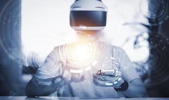 homme portant vr des lunettes virtuel global l'Internet lien métaverse la mise en réseau, partage Télécharger et télécharger, en ligne Documentation base de données et processus automatisation à efficacement gérer des dossiers technologie. photo