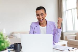 éloigné emploi, La technologie et gens concept - content souriant Jeune noir affaires femme avec portable ordinateur et papiers travail à Accueil Bureau photo