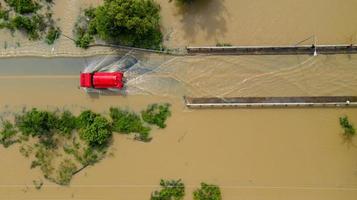 Vue aérienne de la route de campagne avec une voiture rouge photo