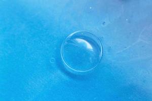 bulle de savon en gros plan. fond abstrait eau bleue photo