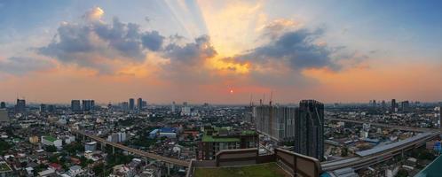 Vue panoramique de Bangkok, Thaïlande au coucher du soleil