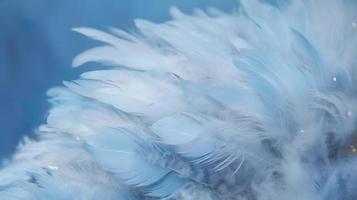 une brillant bleu Contexte avec un blanc plume, dans le style de doux et rêveur pastels, scintillant lumière effets, la nature inspiré imagerie, féerique, doux focal points, produire ai photo
