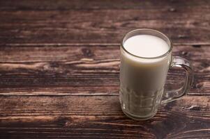 un verre de lait sur le bureau photo