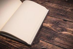 cahier et un verre de lait sur le bureau photo