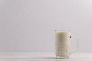 un verre de lait sur le bureau photo