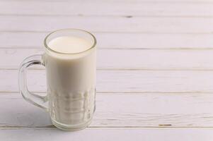 un verre de lait sur le bureau photo