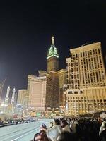 Mecque, saoudien Saoudite, avril 2023 - pèlerins de tout plus de le monde recueillir autour masjid al-haram sur le vingt-neuf nuit de Ramadan dans la Mecque. photo