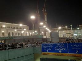 Mecque, saoudien Saoudite, avril 2023 - pèlerins de tout plus de le monde recueillir autour masjid al-haram sur le vingt-neuf nuit de Ramadan dans la Mecque. photo