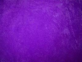 violet velours en tissu texture utilisé comme Contexte. luxe violet en tissu Contexte de doux et lisse textile matériel. là est espace pour texte. photo