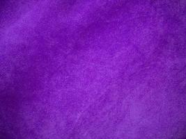 violet velours en tissu texture utilisé comme Contexte. luxe violet en tissu Contexte de doux et lisse textile matériel. là est espace pour texte. photo