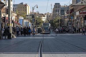 Jérusalem, Israël 2020- tramway dans le centre-ville avec des piétons dans la rue