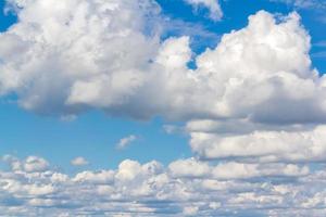 bleu ciel avec blanc duveteux des nuages Contexte. photo