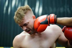 muay thaïlandais, le martial art de Thaïlande, Puissance poinçons dans le visage de le adversaire. capable à défaite adversaire par Assommer. photo