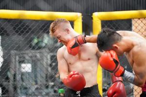 muay thaïlandais, le martial art de Thaïlande, Puissance poinçons dans le visage de le adversaire. capable à défaite adversaire par Assommer. photo