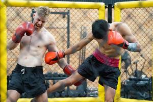 muay thaïlandais, le martial art de Thaïlande, une boxeur avec le arme de donner un coup le cou le de l'adversaire gorge. photo