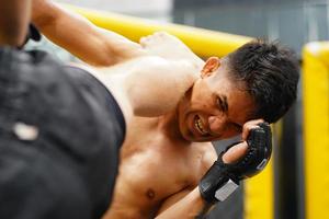 mixte martial art, une boxeur avec le arme de donner un coup le cou le de l'adversaire gorge. photo