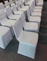 rangées de chaises blanches dans un hôtel