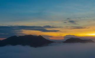 paysage brume matinale des montagnes photo