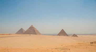 Pyramides de Gizeh, Le Caire, Egypte et chameaux au premier plan photo
