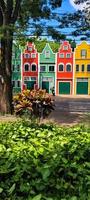 maisons colorées d'holambra avec vue sur la rue de la ville photo