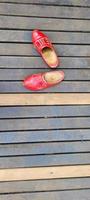 Chaussure en bois néerlandais rouge sur plancher en bois photo