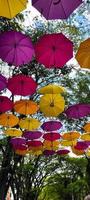 rue décorée d'un parapluie coloré dans le ciel d'holambra photo