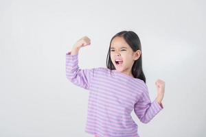 image de asiatique enfant posant sur blanc Contexte photo