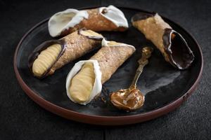 traditionnel italien désert cannoli photo