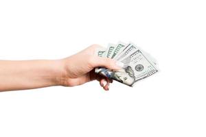 isolé image de femelle main en portant une paquet de dollars sur blanc Contexte. Paiement concept photo
