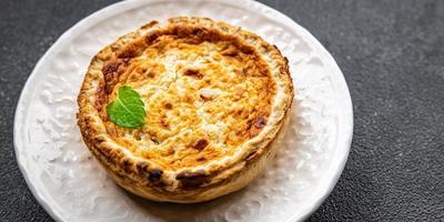 Saumon Quiche sarriette tarte Rembourrage repas nourriture casse-croûte sur le table copie espace nourriture Contexte rustique Haut vue photo