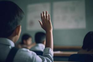 élevé main dans Salle de classe. produire ai photo