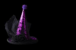 Halloween chapeau brillant sur noir background.bright casquette sur le cerceau. photo