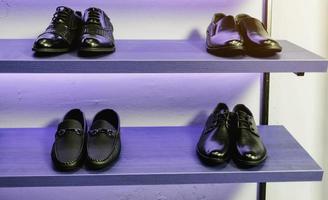 Hommes des chaussures dans une magasin. photo