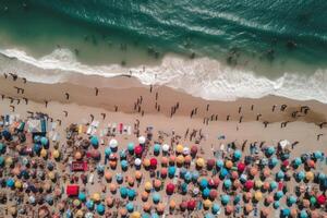 mer plage avec coloré parapluies et relaxant personnes, Haut voir. génératif ai photo