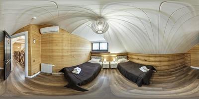 360 hdri panorama dans intérieur de en bois éco chambre dans rustique style propriété sur mansarde sol avec chevron plafond dans équirectangulaire projection avec zénith et nadir. vr ar contenu photo