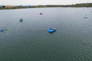 magnifique vue de volonté Lac parc avec local et touristique Publique profiter le beauté de Lac et parc par en marchant autour avec leur des familles. métrage a été capturé sur 09-avril-2023 à Milton Keynes Royaume-Uni photo