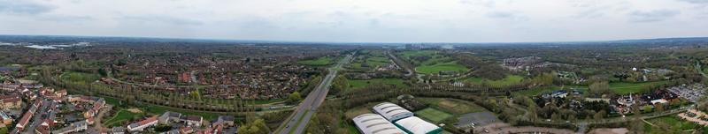 magnifique vue de volonté Lac parc avec local et touristique Publique profiter le beauté de Lac et parc par en marchant autour avec leur des familles. métrage a été capturé sur 09-avril-2023 à Milton Keynes Royaume-Uni photo