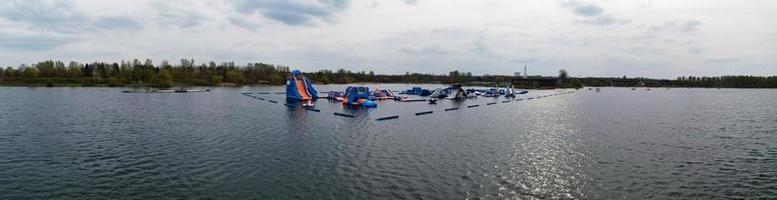 magnifique vue de volonté Lac parc avec local et touristique Publique profiter le beauté de Lac et parc par en marchant autour avec leur des familles. métrage a été capturé sur 09-avril-2023 à Milton Keynes Royaume-Uni photo