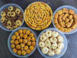 une divers collations de des pâtisseries servi sur le table à le fête de eid al-fitr dans Indonésie photo
