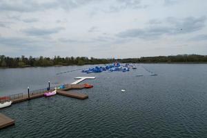 magnifique vue de volonté Lac parc avec local et touristique Publique profiter le beauté de Lac et parc par en marchant autour avec leur des familles. métrage a été capturé sur 09-avril-2023 à Milton Keynes Royaume-Uni photo