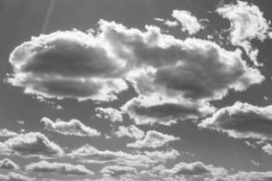 photographie sur thème ciel nuageux blanc dans un long horizon peu clair photo