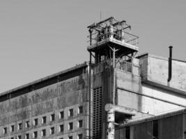 abandonné usine ruines dans noir et blanc photo