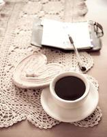 blanc tasse de noir café et une sucré de beurre biscuit sur le table photo