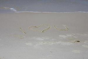 une inscription sur le le sable sur le mer rive je l'amour vous photo